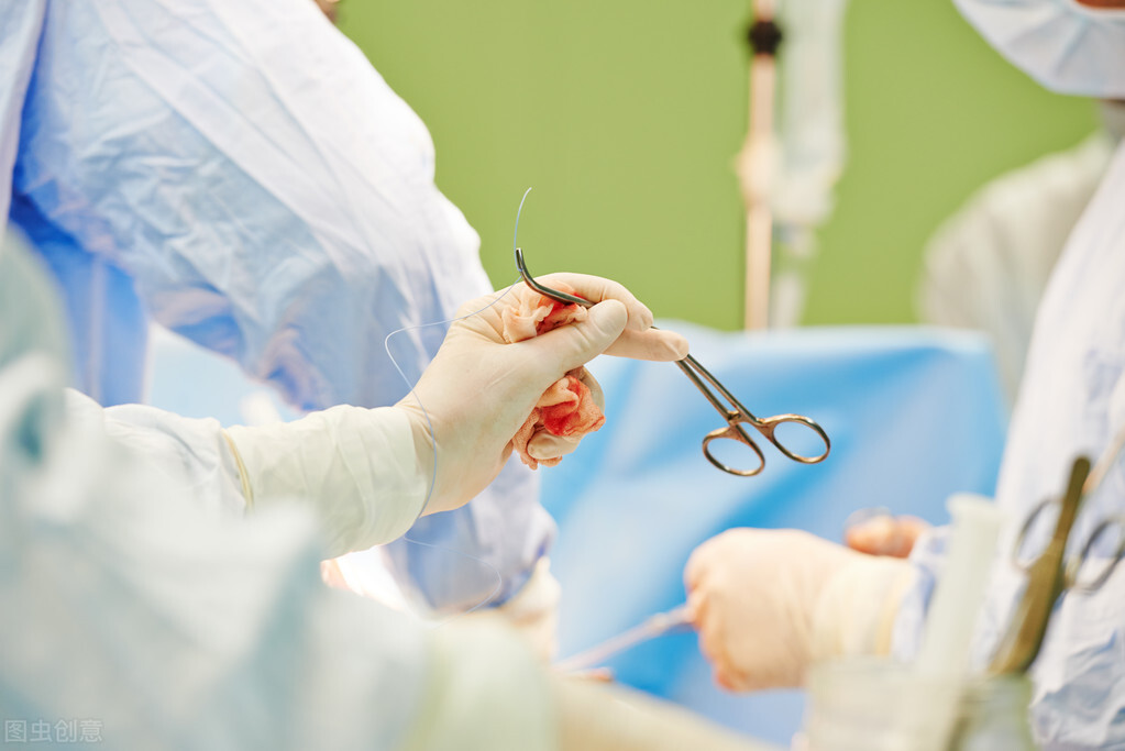 痔疮手术和肛周脓肿哪个比较严重,痔疮和肛周脓肿哪个比较好治