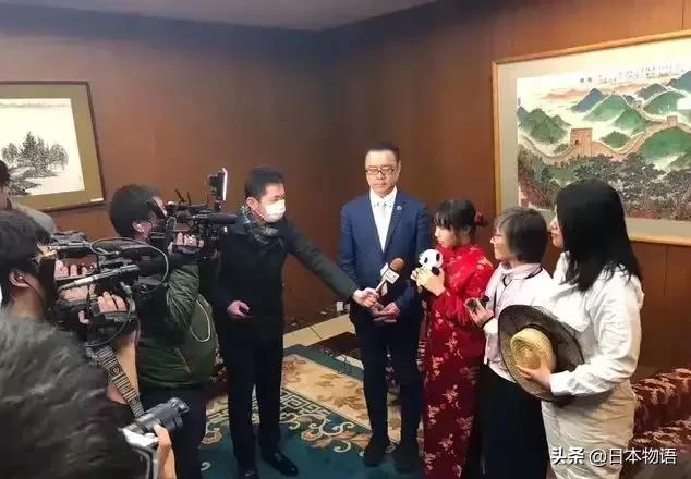 日本女孩鞠躬为中国募捐,日本女孩鞠躬为武汉募捐