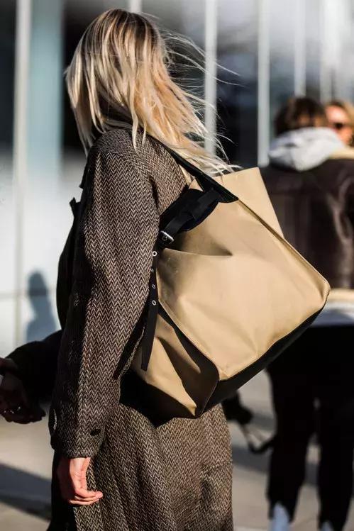 这个冬季时髦精都是这么穿大衣的,时髦的人喜欢这样穿