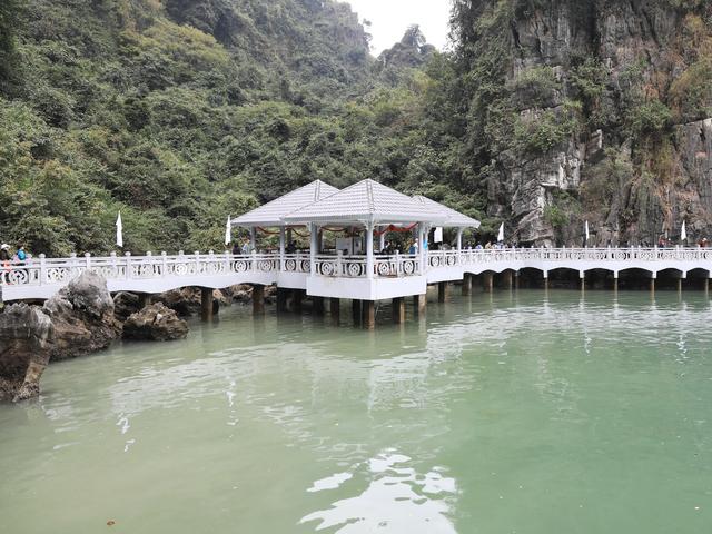 这里虽然风景如画人们生活的却很凄惨没日没夜的追着大船讨生活