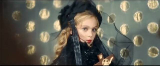 对着小孩的脸拍的视频,给孩子拍照事件