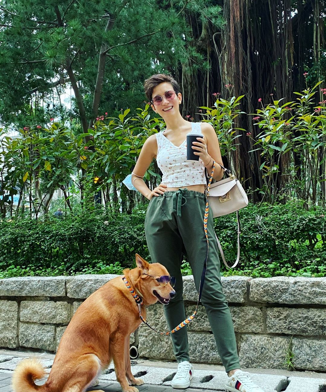 卢靖姗穿短发露脐装,卢靖姗晒短发造型不错