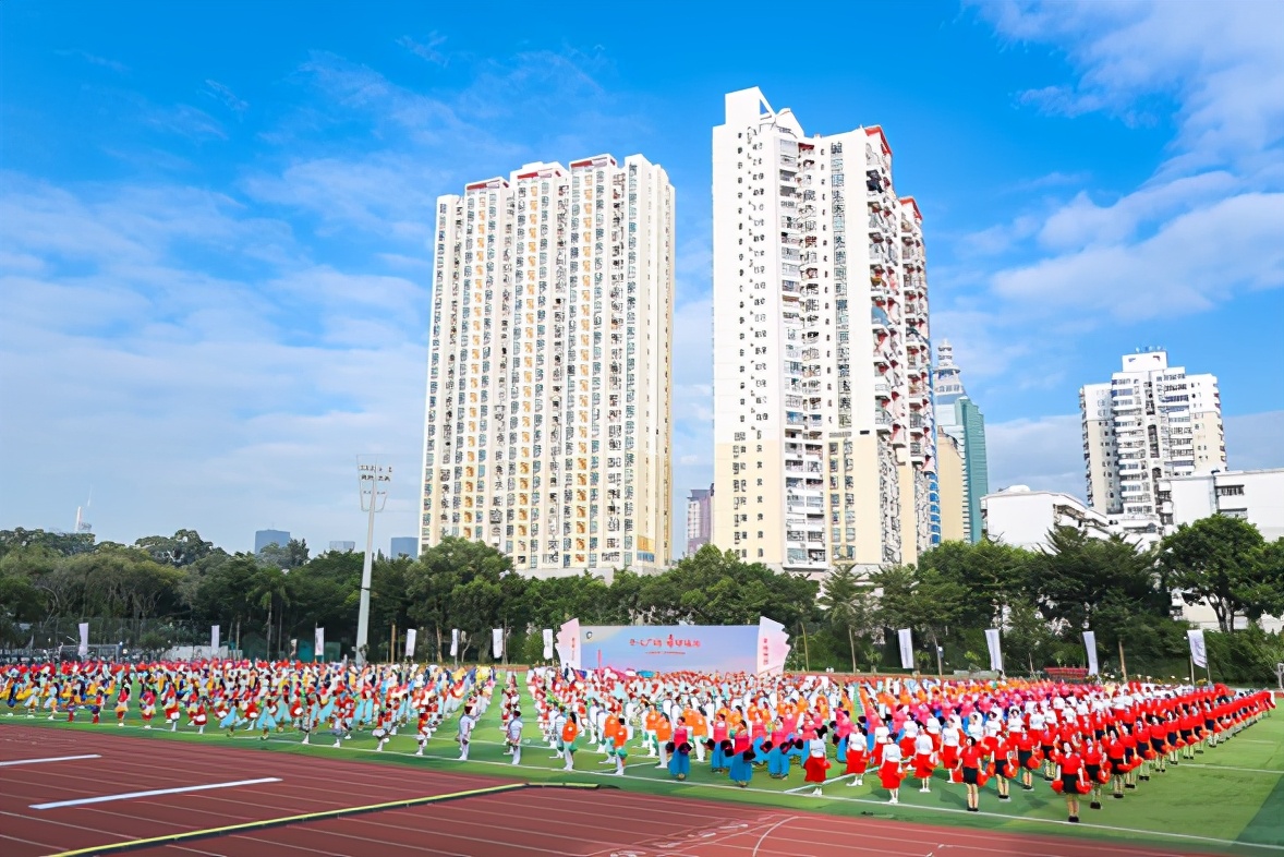 越来越多年轻人也开始跳广场舞,00后跳的广场舞
