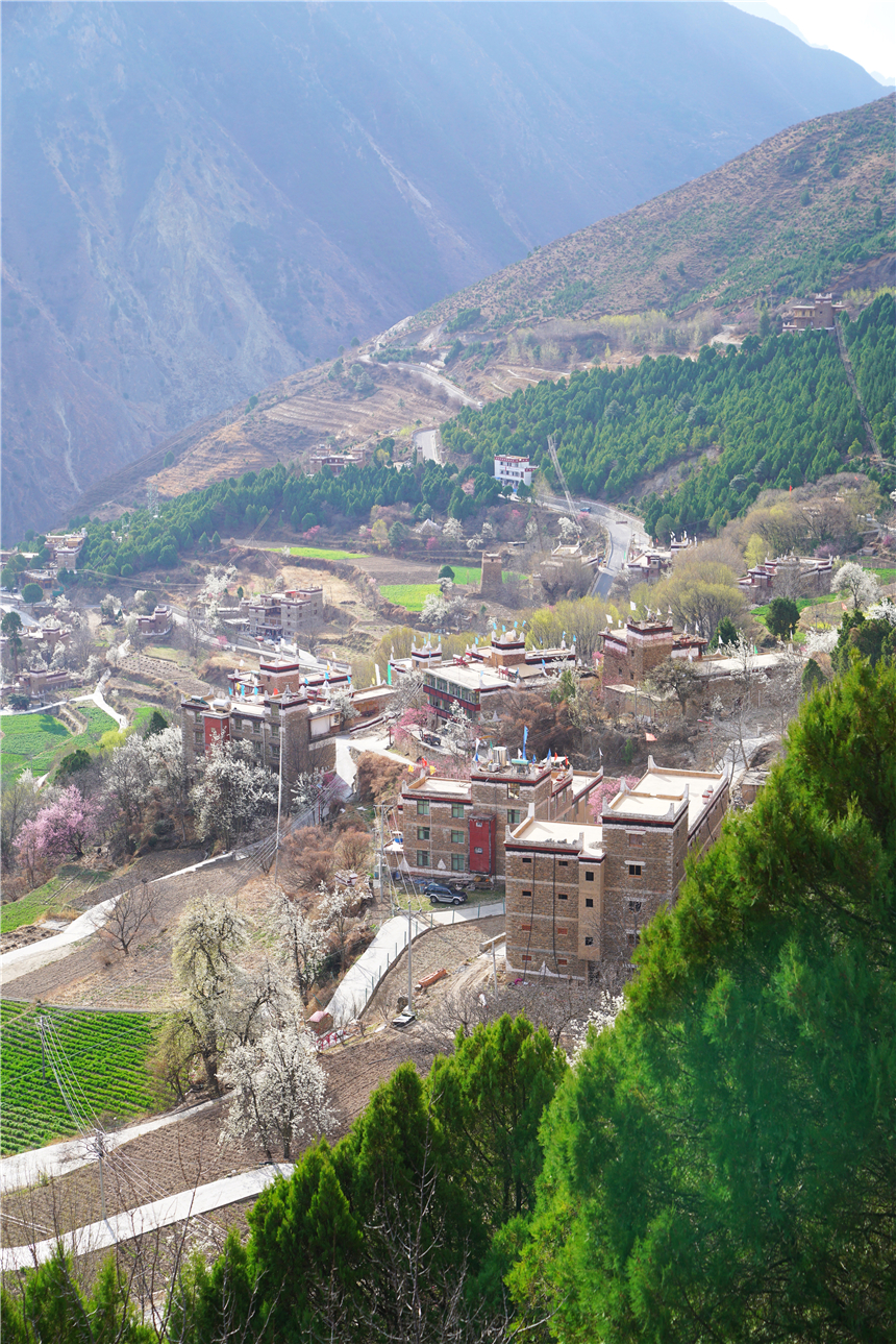 甘孜州有个很漂亮的村寨,甘孜州藏寨