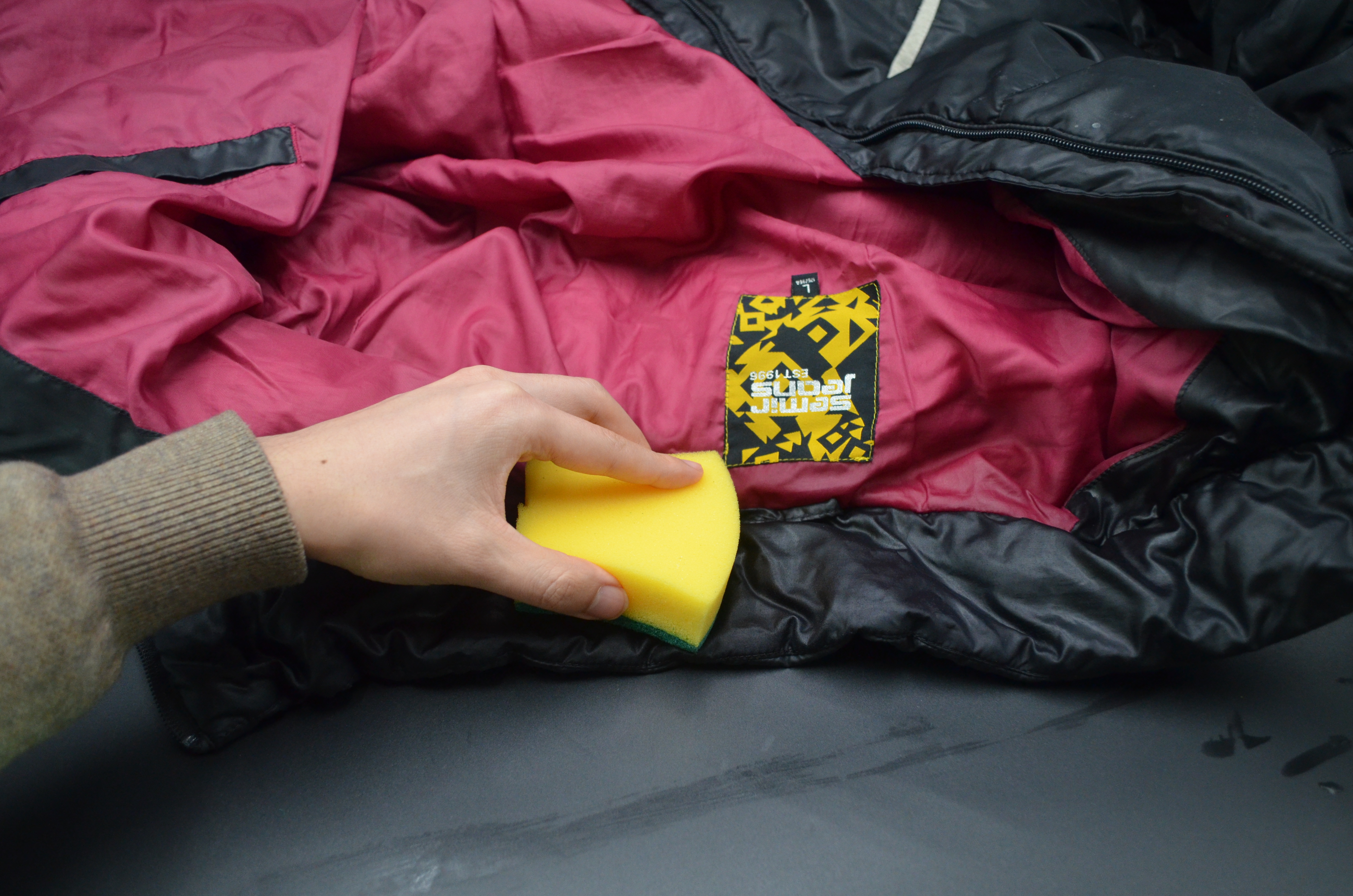 羽绒服领口脏了怎么清洗,羽绒服的领口沾上化妆品怎么清洗