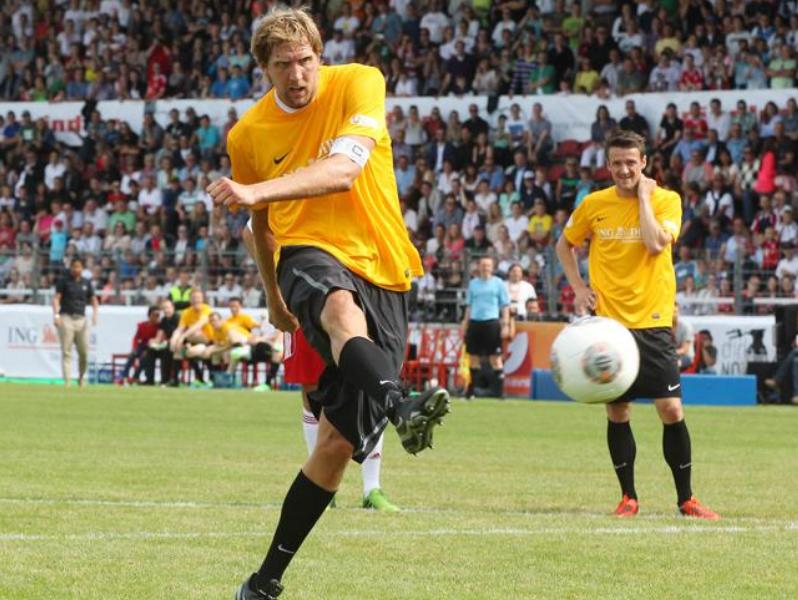 科比爱足球,NBA有人更狂热,詹姆斯持股利物浦9年赚6倍超3200万