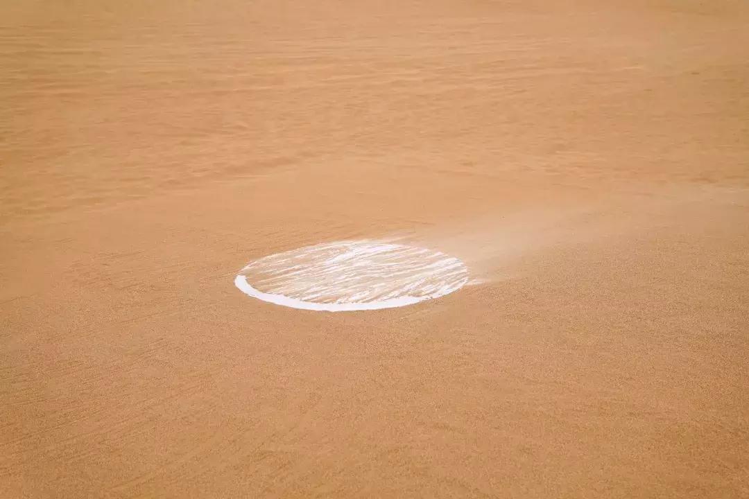 敦煌沙漠惊现64平米巨型沙画，奋战10天10夜创作，仅存在一天就消失