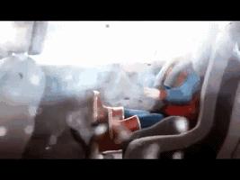 “熊爸爸”又来了！高清监控显示，正驾驶位与副驾驶位都叠着一大一小两个人头？！