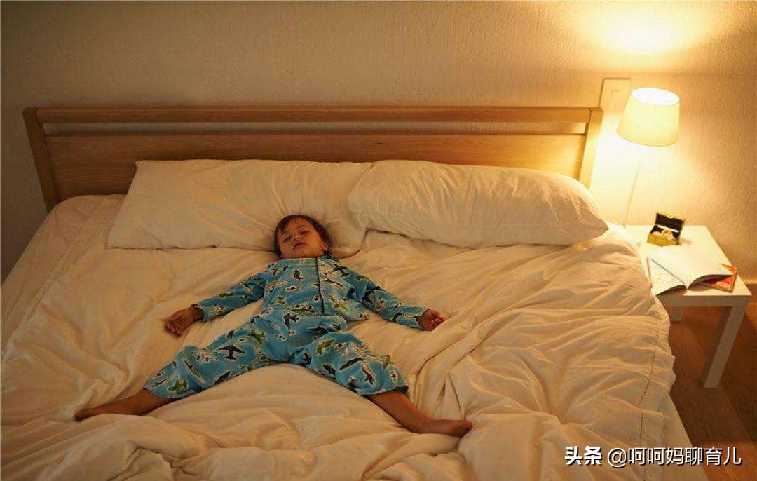 小孩子整夜老踢被子怎么办,宝宝睡觉爱踢被子用什么办法