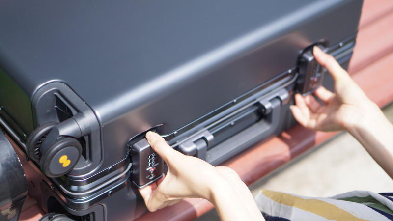 粗铝框设计，TSA密码锁，地平线8号行李箱，出差旅行好伙伴