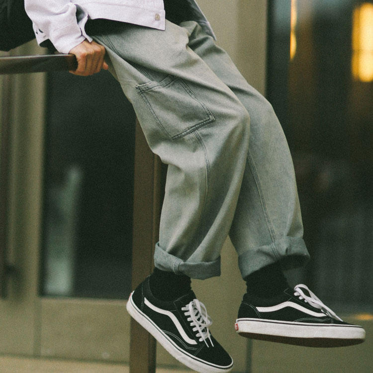 秋冬外套适合搭宽松牛仔裤,秋冬微喇牛仔裤搭配外套