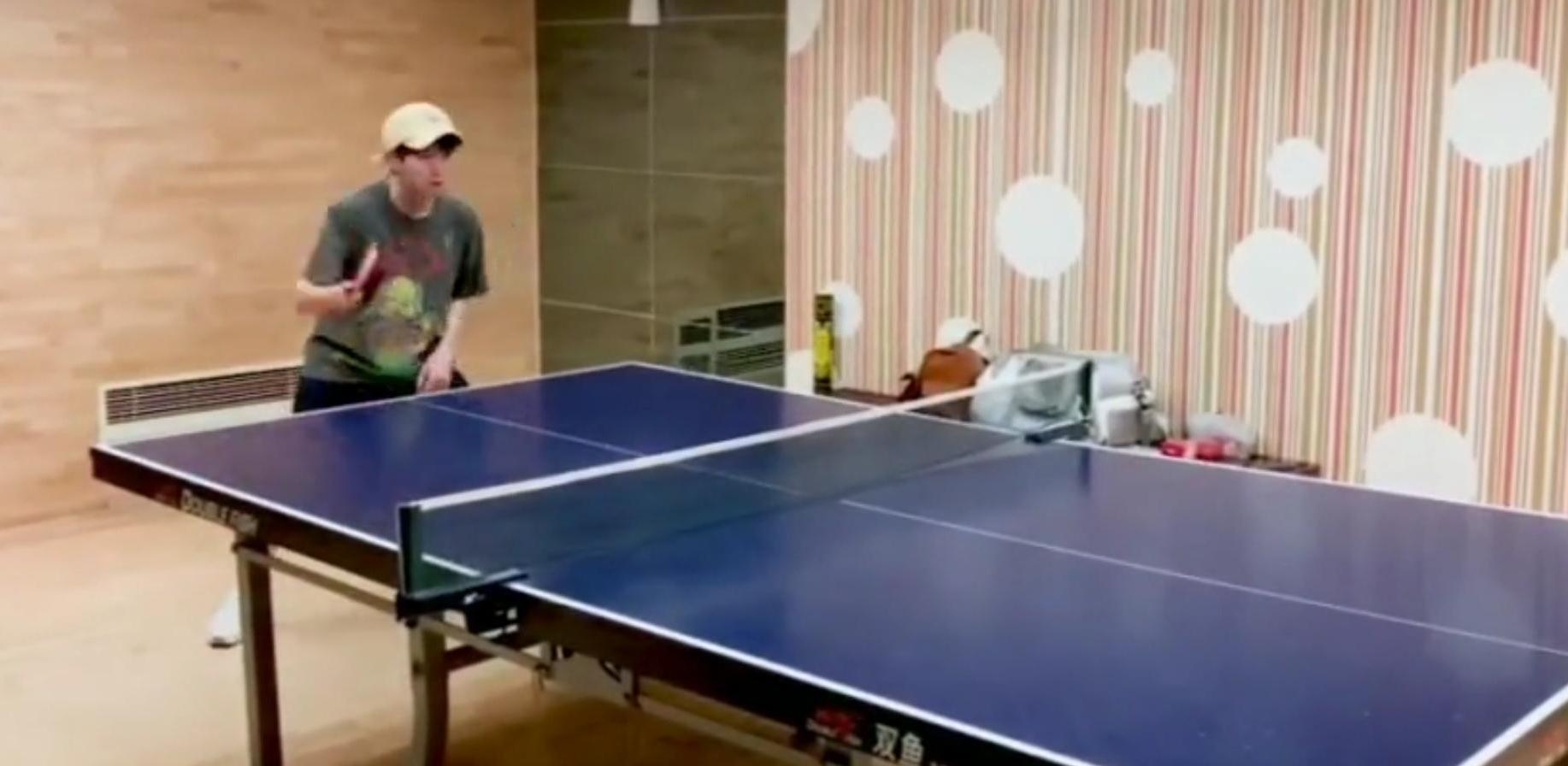 王源羽毛球馆,王源贾乃亮打羽毛球