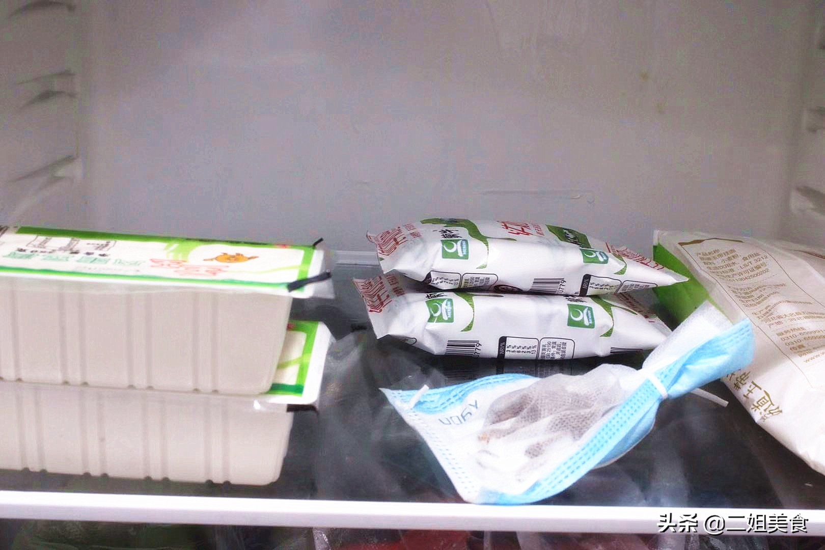 冰箱食物臭了如何快速去味,冰箱里拿出来的肉有异味怎样去除