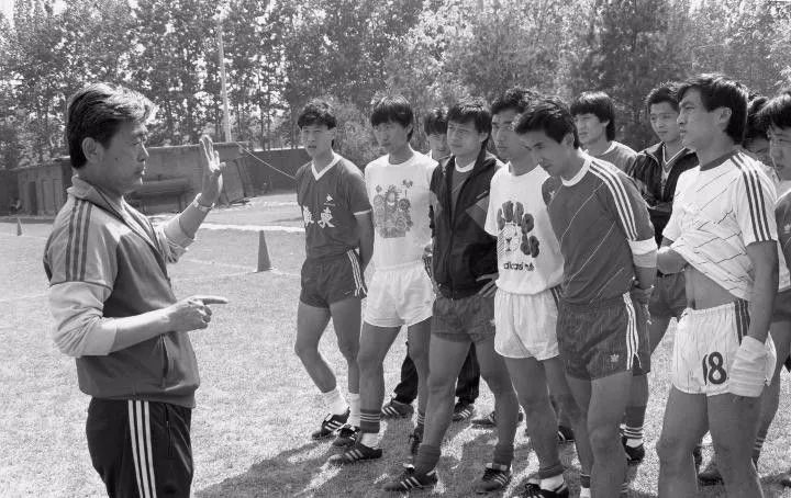 日本当上亚洲足坛霸主，可是托了这位中国教练的“福”