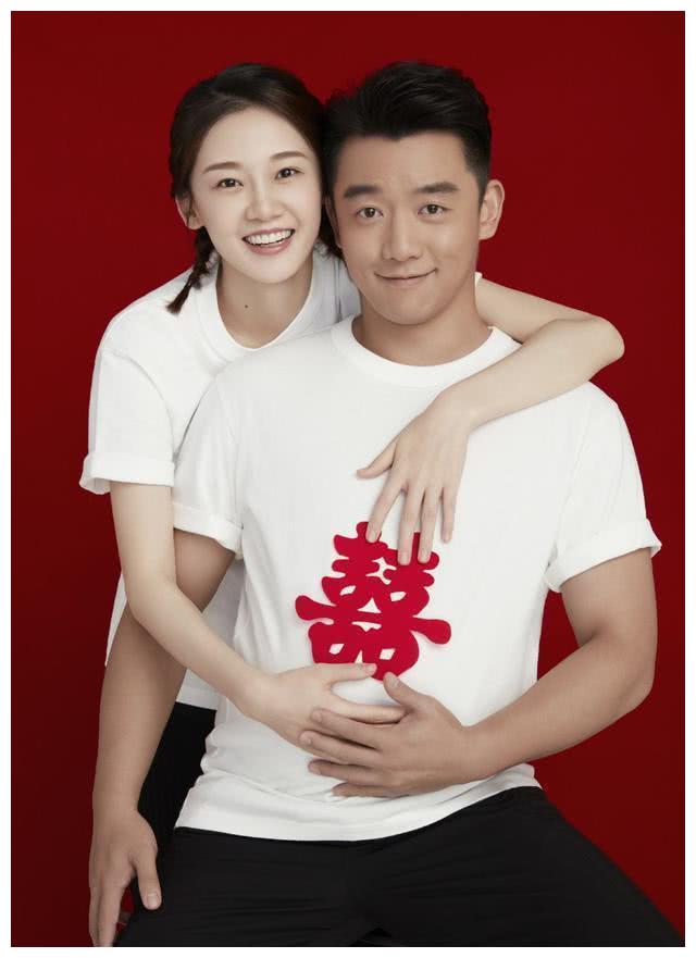 郑恺苗苗互相晒照庆祝结婚一周年,郑恺官宣苗苗产女后再秀恩爱