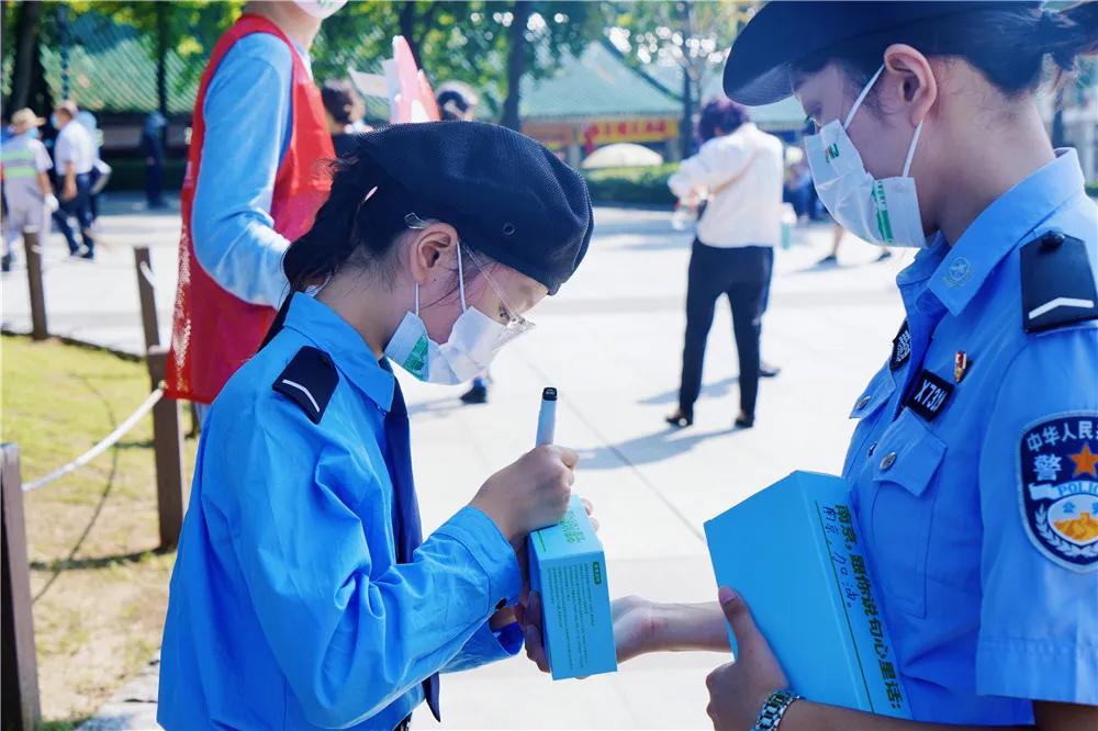 这个国庆节，上汽大众ID.家族用志愿红表达心中热爱