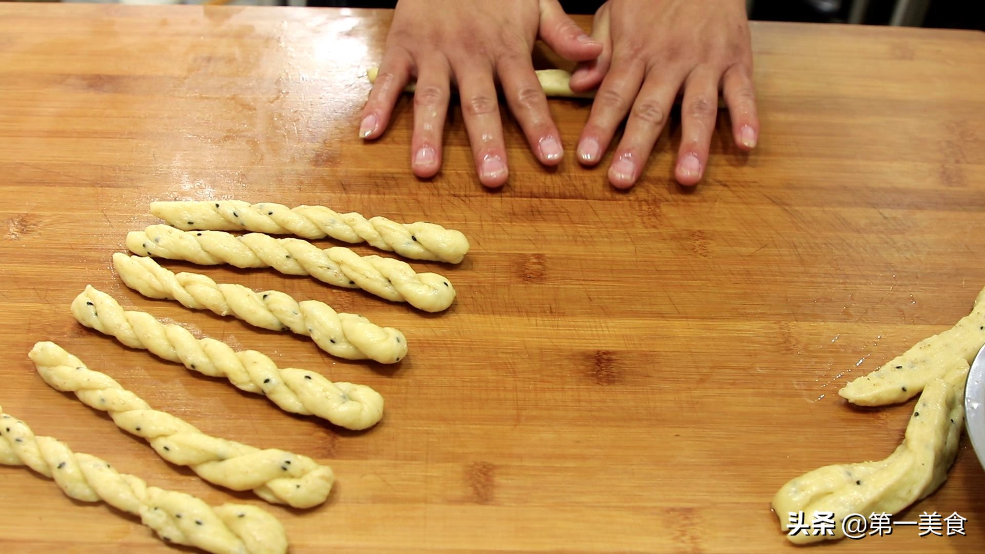 炸麻花怎样和面简单教程,炸麻花的做法和配方视频教程