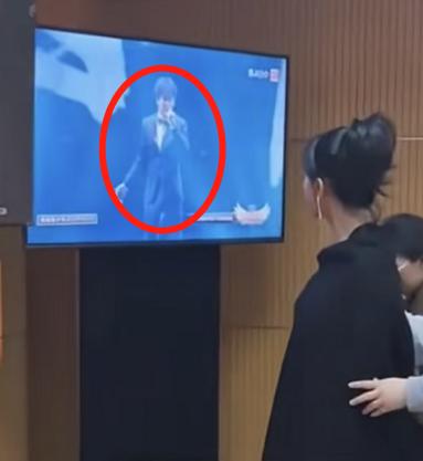 杨紫跟男明星出席活动,杨紫和男明星出席活动现场