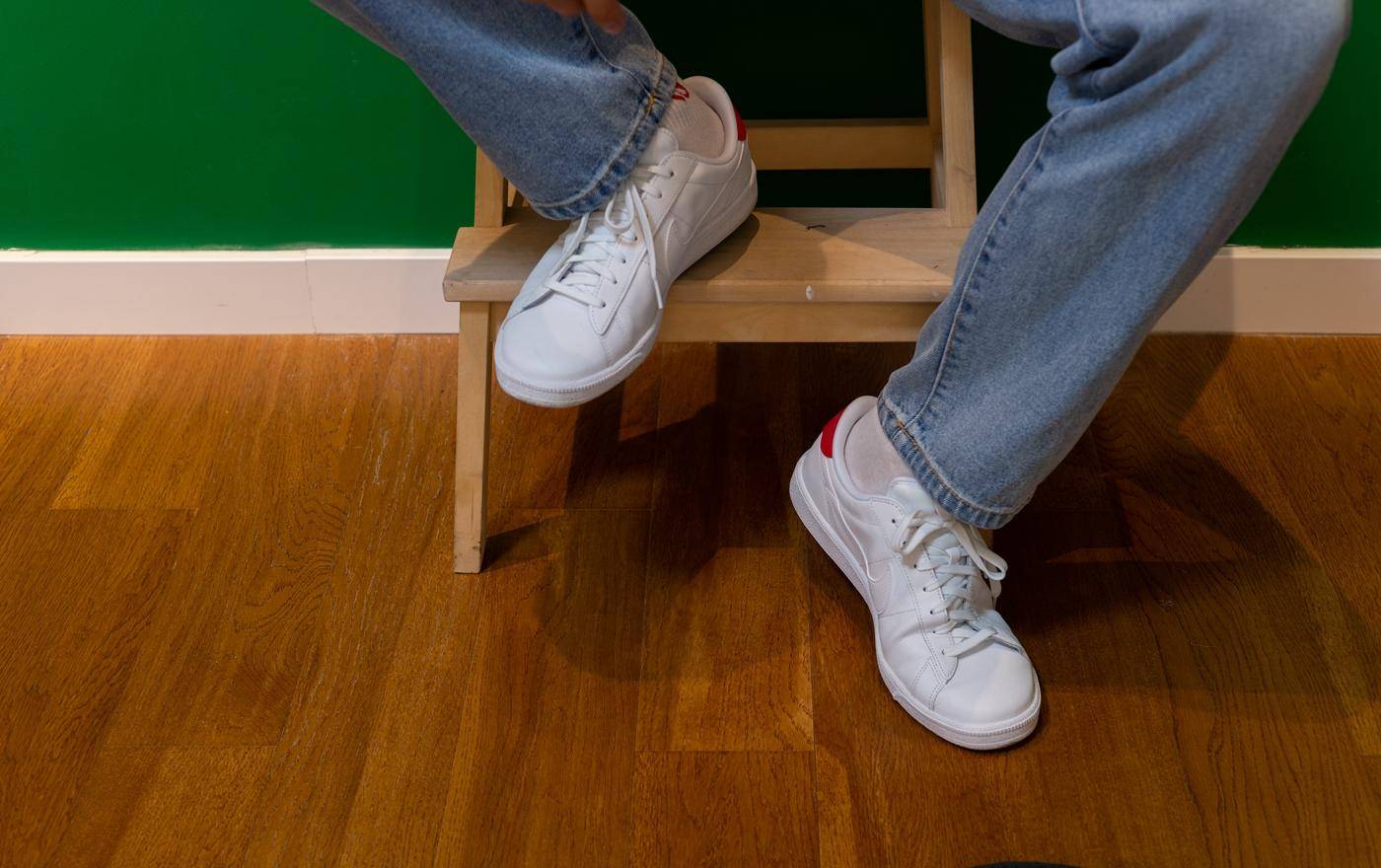 阿迪vs耐克足球鞋,阿迪和耐克小白鞋哪个好