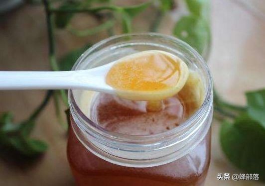 蜂蜜不会变质为啥蜂蜜水容易变质,如何防止蜂蜜因水分过重而变质