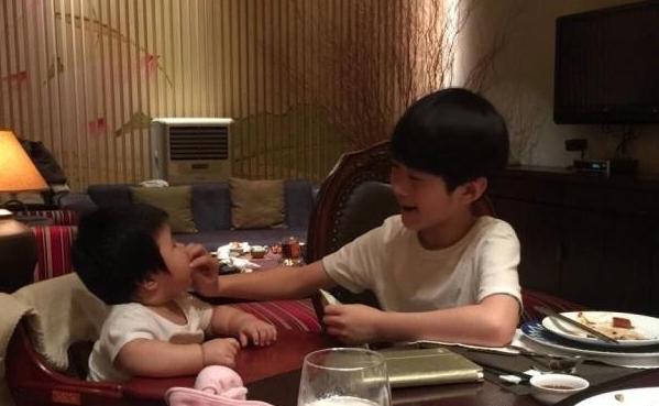 妹妹偷溜进哥哥房间“蹭床”，结局让网友笑翻：嚣张进去卑微出来