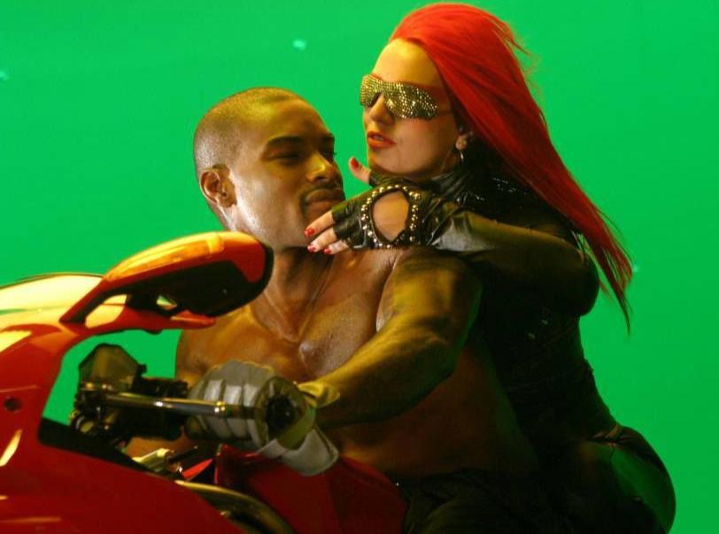 他是最成功的黑人男模，拥有四分之一中国血统，以健壮身材而闻名