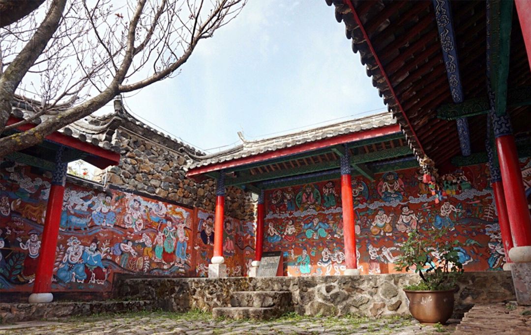 玉龙雪山日照金山的美,玉龙雪山日照金山美照