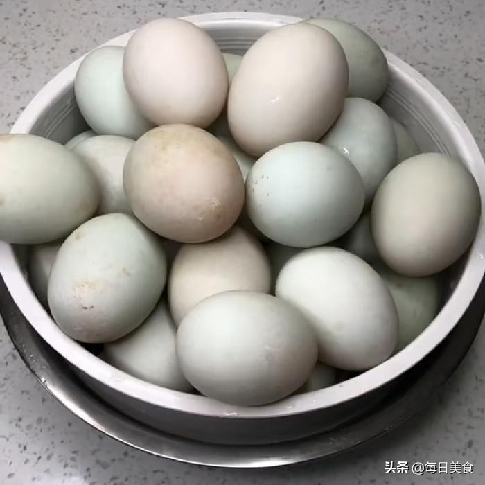 自制流油咸鸭蛋做法,怎么自制流油的咸鸭蛋
