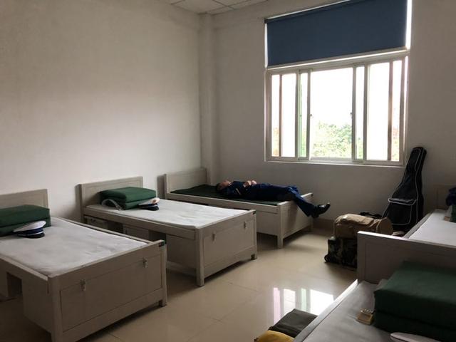 他们脸上蒙着一层烟灰,像是长进了皮肤里,有人看着战友牺牲无能为力,有的被战友推离危险