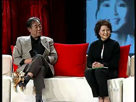 62岁李羚老年好洋气，穿驼色大衣搭旗袍端庄文雅，真是美到老呀