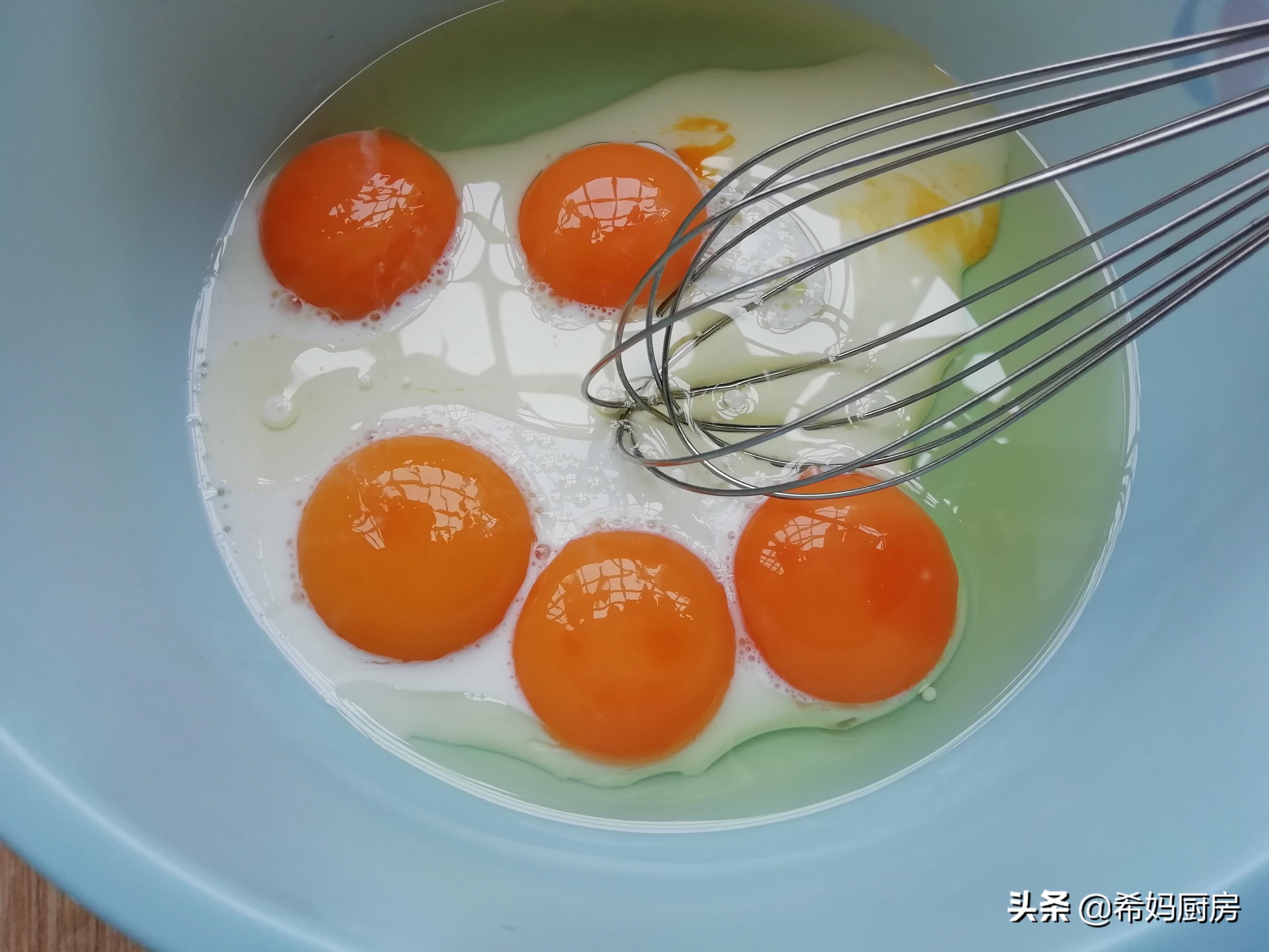 如何使用电饭锅做蛋糕不糊底,最简单的做蛋糕方法用电饭锅