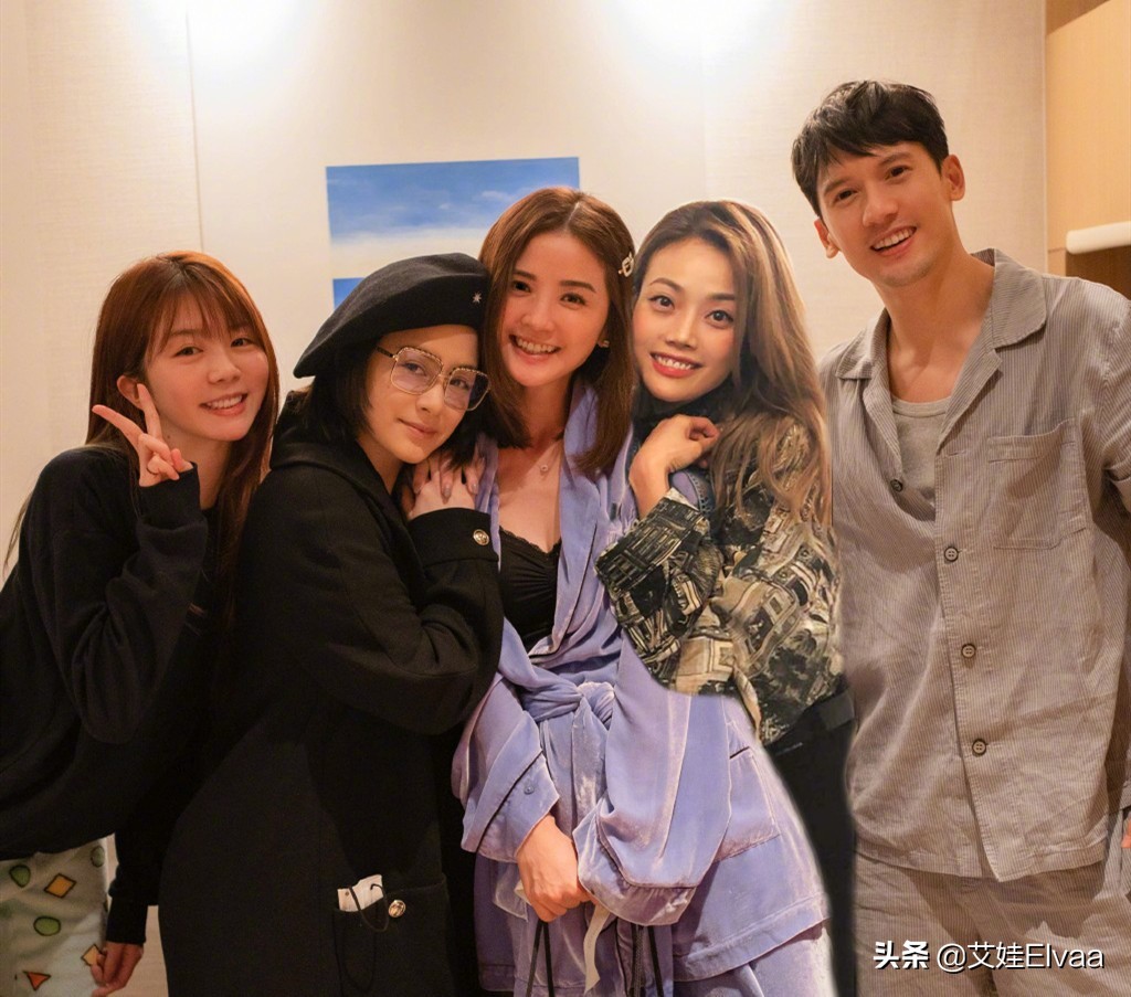 阿娇最新西装照片,阿娇穿小绿西装