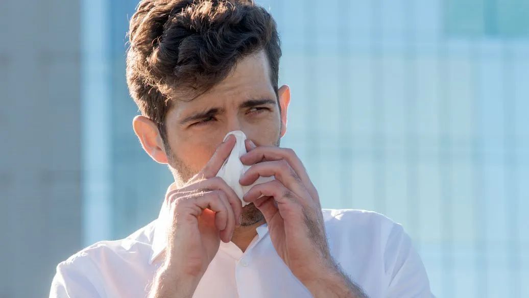 天气干燥怎么预防流鼻血,天气热流鼻血的正确治法