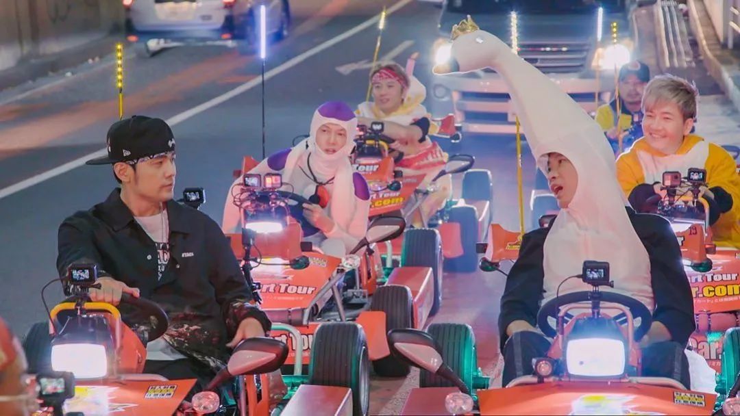 周杰伦发狗照片,周杰伦穿的彩虹鞋