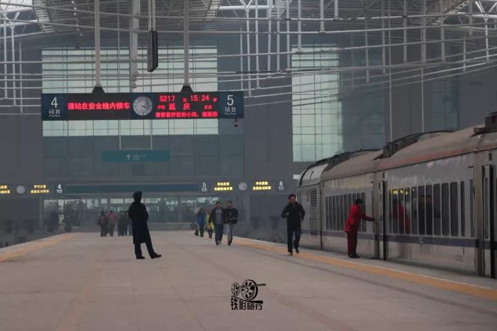 行人车辆请注意火车就要来了,行人车辆请注意火车来了不要抢道