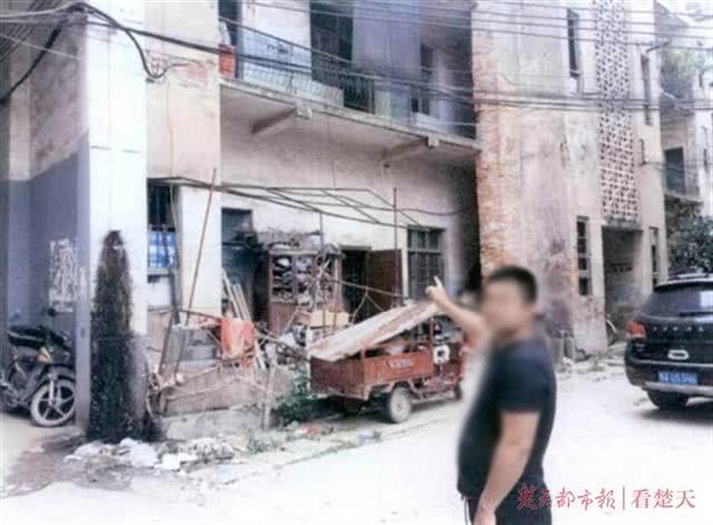 鄂州涉黑团伙肖建武视频,鄂州通缉黑势力团伙图片