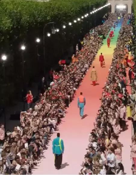 “誒，把你做的男装趋势笔记借我抄下”