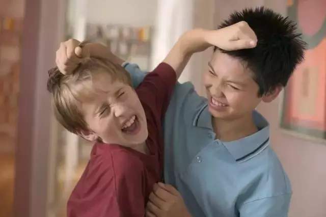 怎样教育孩子脾气暴躁打人爱哭,打骂训斥2岁宝宝导致他爱打人