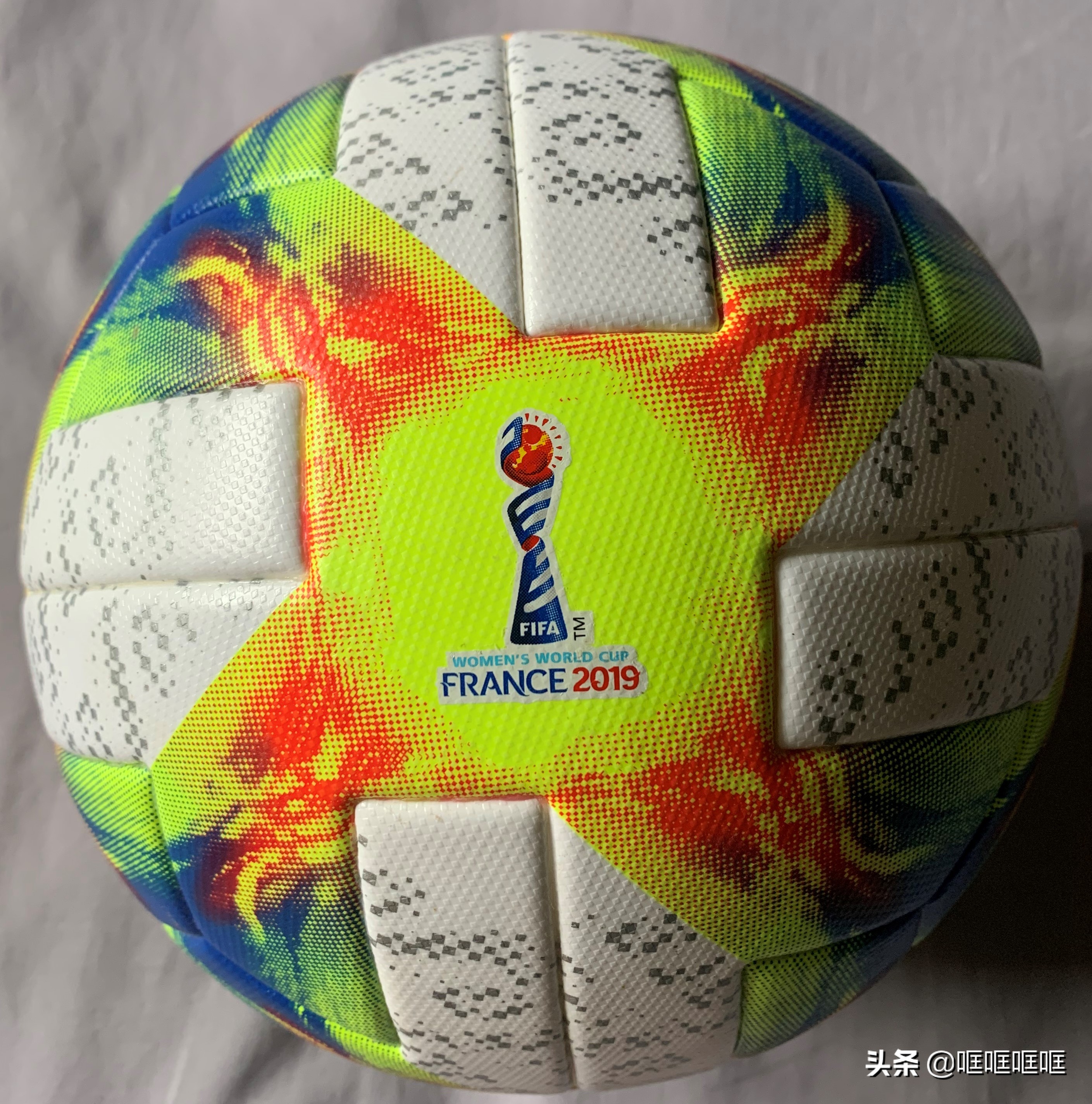 阿迪达斯2019限定欧冠足球,阿迪达斯第一代