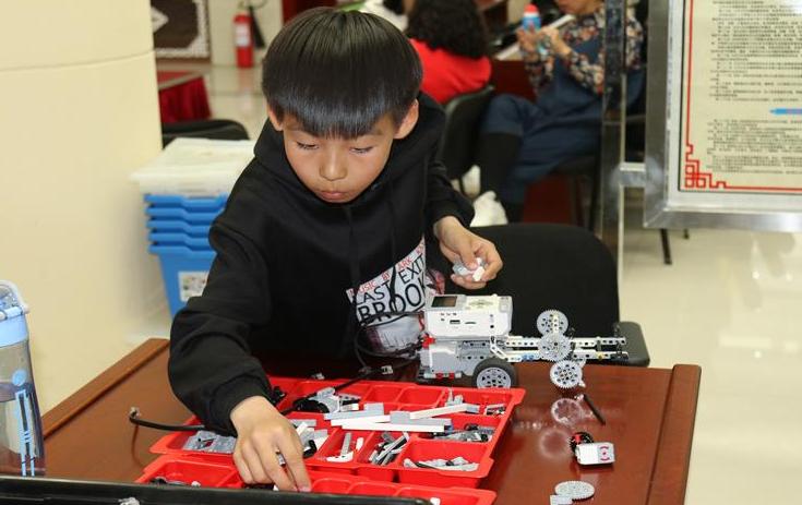 宝妈花上万块买经验，说说乐高机器人，到底对孩子有没有用