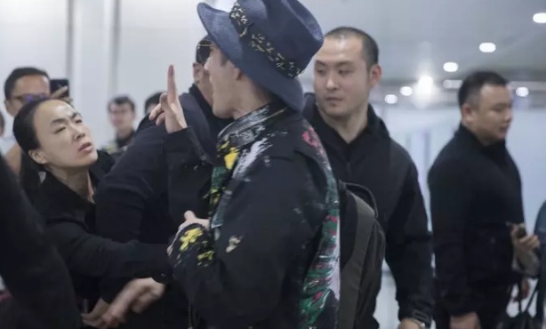 王俊凯推易烊千玺蹲着,王俊凯易烊千玺摸头