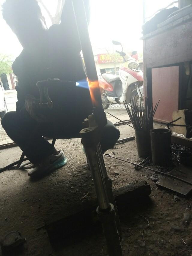 简易款电动车前叉前后晃动怎么修,电动车前叉变形怎么撬回去