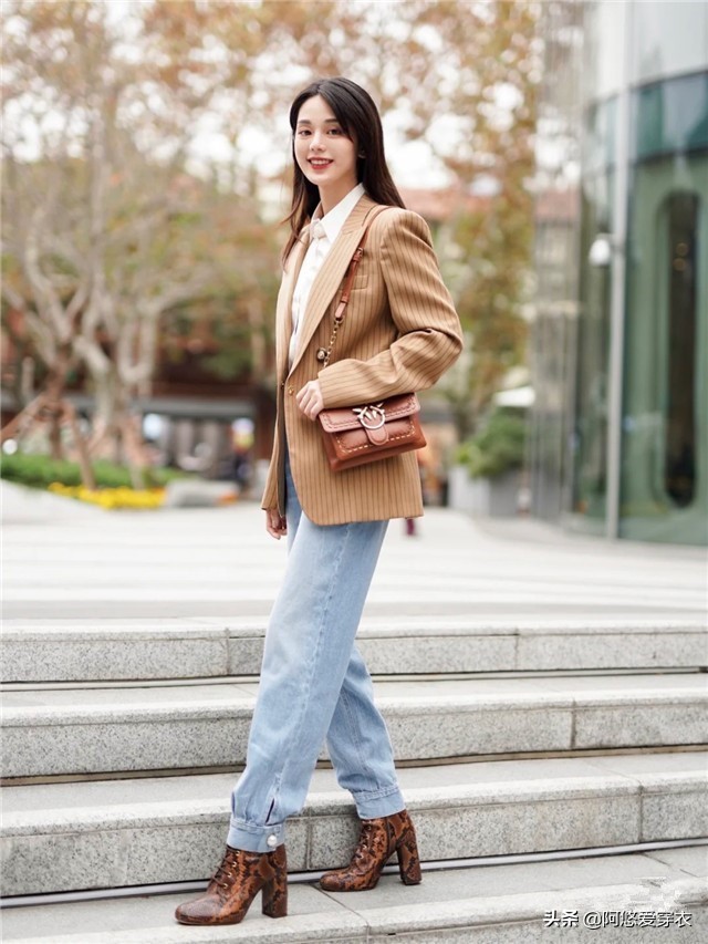 短款小西装里面穿啥内搭比较好看,流行外套小西装怎么搭配好看