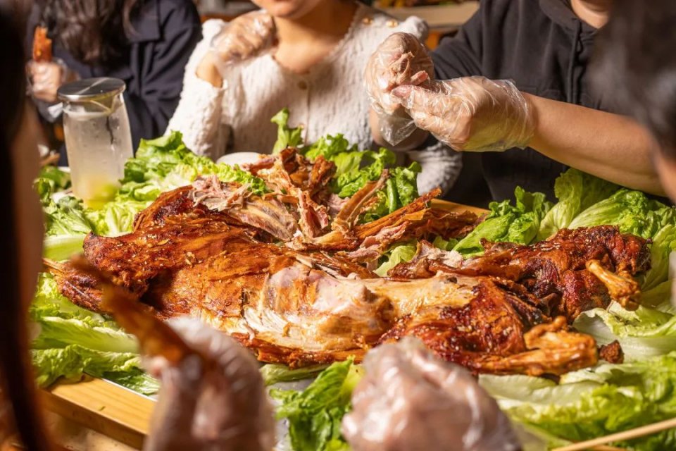 木屋烧烤烤全羊价格表,木屋全羊烧烤