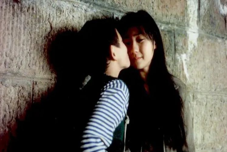 16岁“小镇荡妇”的屈辱成长史，这部电影道尽了人性和欲望