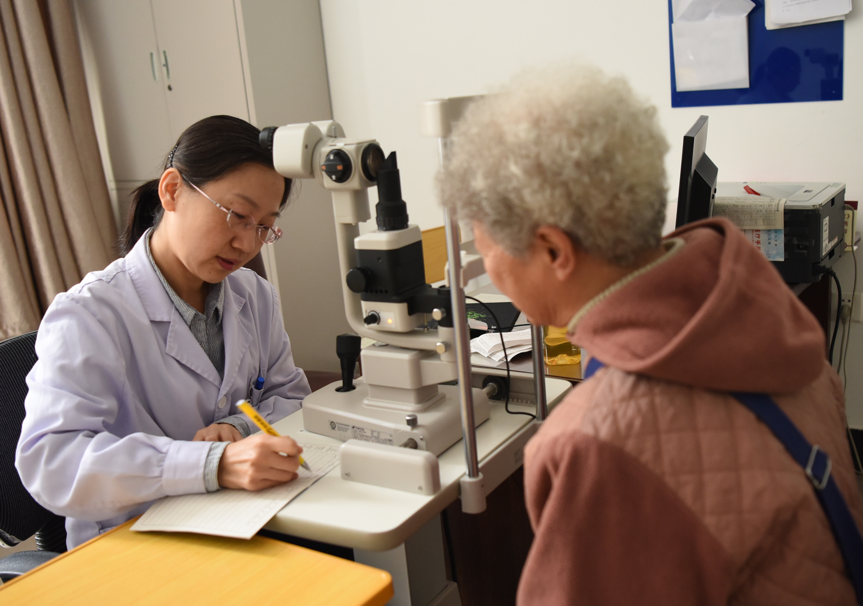 哈医大二院举办青光眼周义诊宣教活动让百余位市民受益
