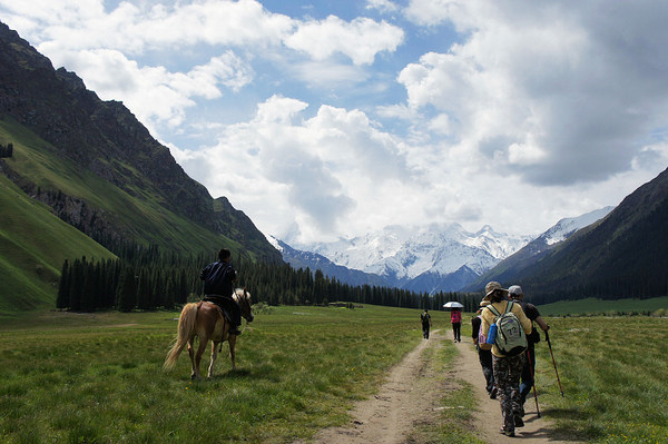 六月底的伊犁雪山,5月的伊犁草原