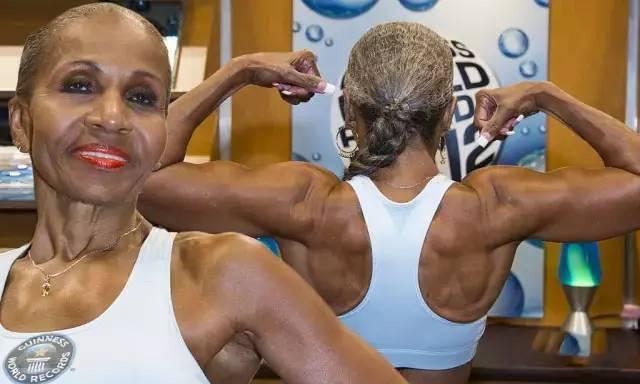 45岁健身身材犹如20岁少女,女子56岁健身如今身材惊艳