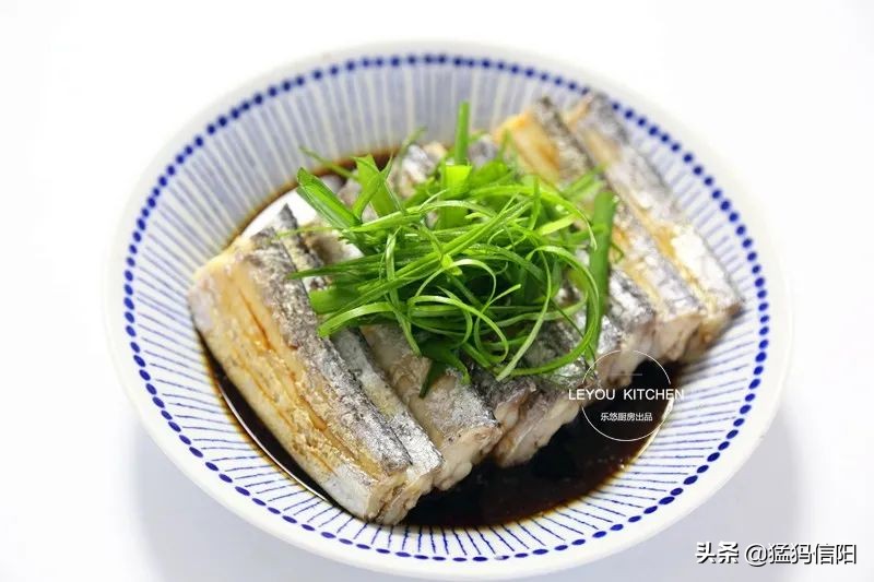 干炸蒸带鱼最正宗的做法,这才是炸带鱼的正确做法口感外酥