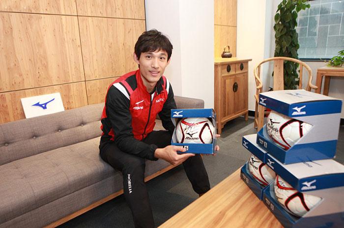 郑智身着潮装,王燊超郑智